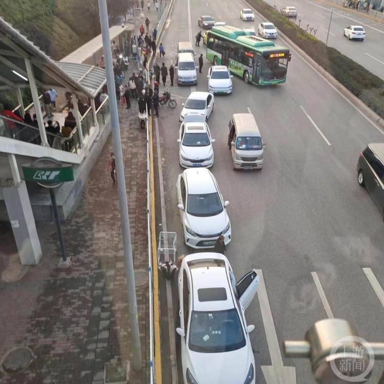 轨道站外“乱停车”咋治理?警方:占道式隔离1