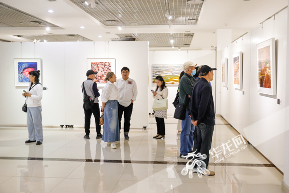09—— 不少重庆的摄影爱好者来到现场参观交流。华龙网-新重庆客户端记者 石涛 摄