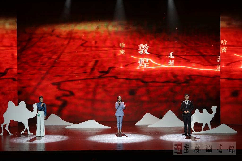 选手胡婧文、张枫若、杨明威正在演绎《人类的敦煌》之《海浪与流沙的对话》。