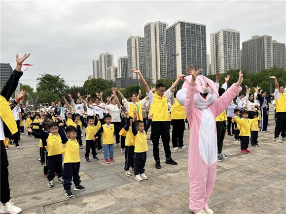 2幼儿园师生家长集体操。虎溪街道供图