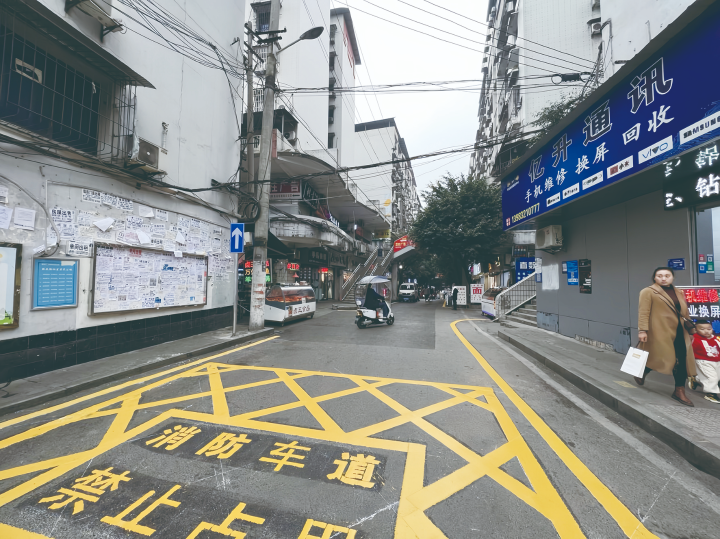 路面上新施划了标有“消防车道、禁止占用”的黄色标识标线。鱼洞街道供图