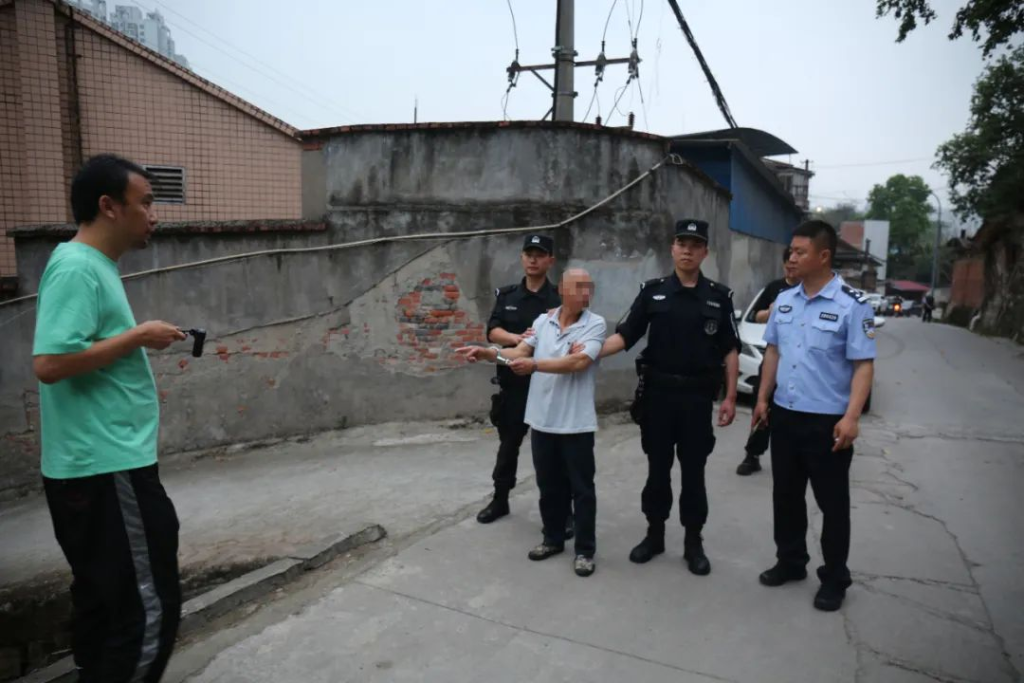 1犯罪嫌疑人黄某某指认作案现场。重庆永川警方供图