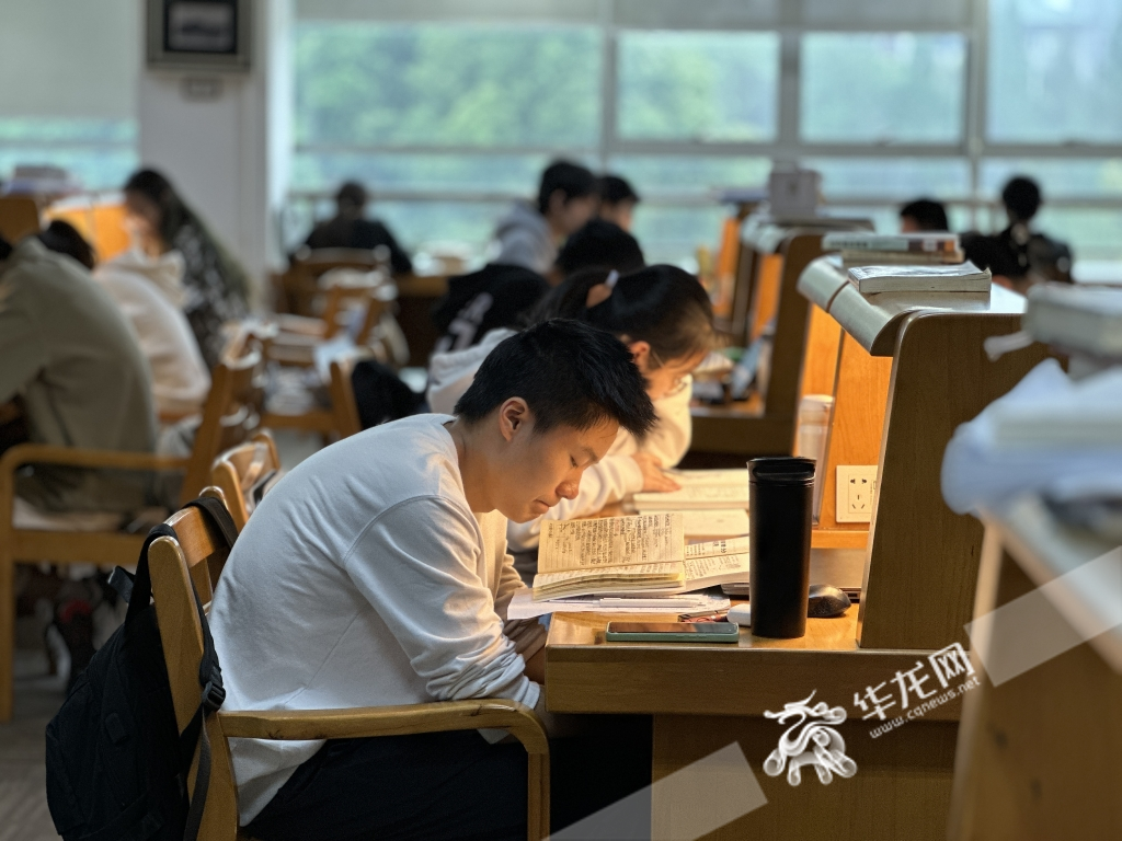 在重庆大学图书馆内，学生正在阅读书籍。华龙网-新重庆客户端记者 刘钊 摄