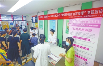 化龙桥街道社区卫生服务中心医务人员为居民义诊。记者 刘侃 摄
