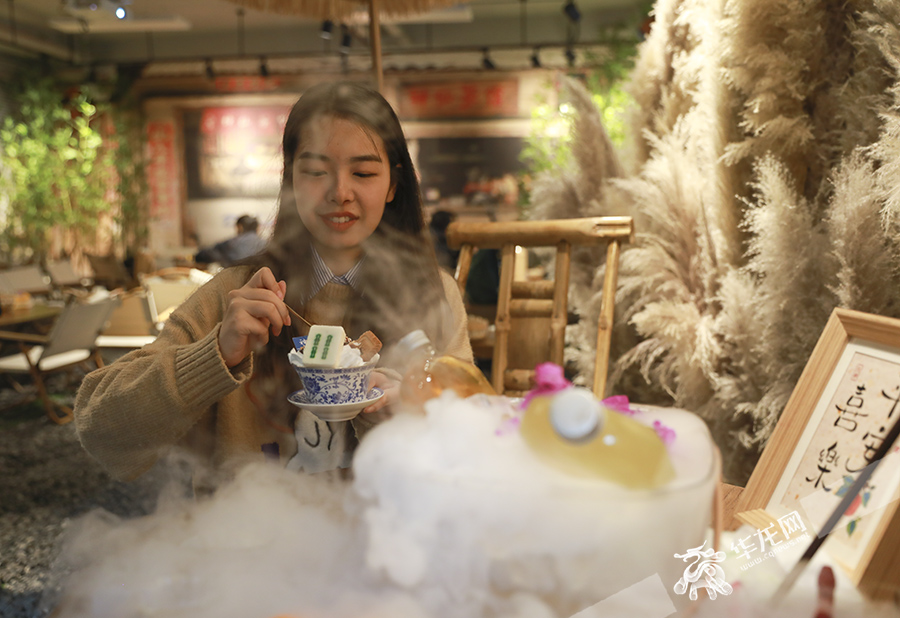 市民在“神仙茶馆”打卡特色美食。华龙网-新重庆客户端 首席记者 李文科 摄