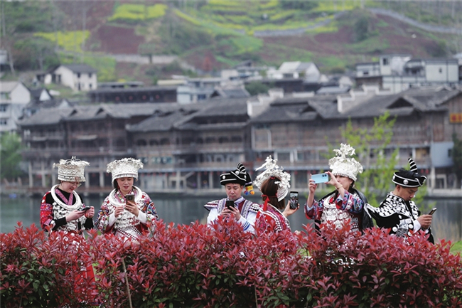 Tourists dressed in ethnic minority costumes are having their time in Zhuoshui River Scenic Spot. (Photographed by Yang Min)