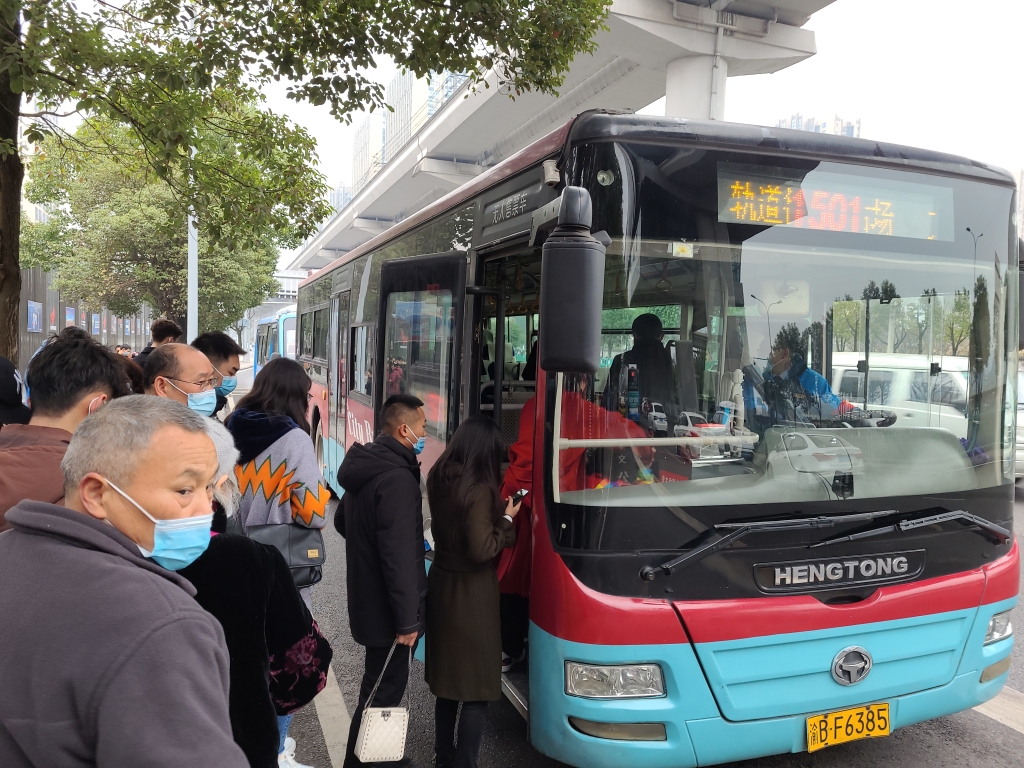 4月25日起重庆公交调整1501运营线路。北部公交供图