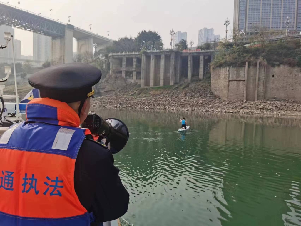 执法队员开展巡查，提醒大家不要擅自驾驶小快艇等进入通航水域。重庆交通执法部门供图