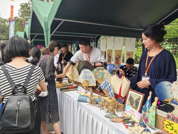 国家级非遗代表性名录——荣昌夏布、荣昌折扇在活动现场很受欢迎