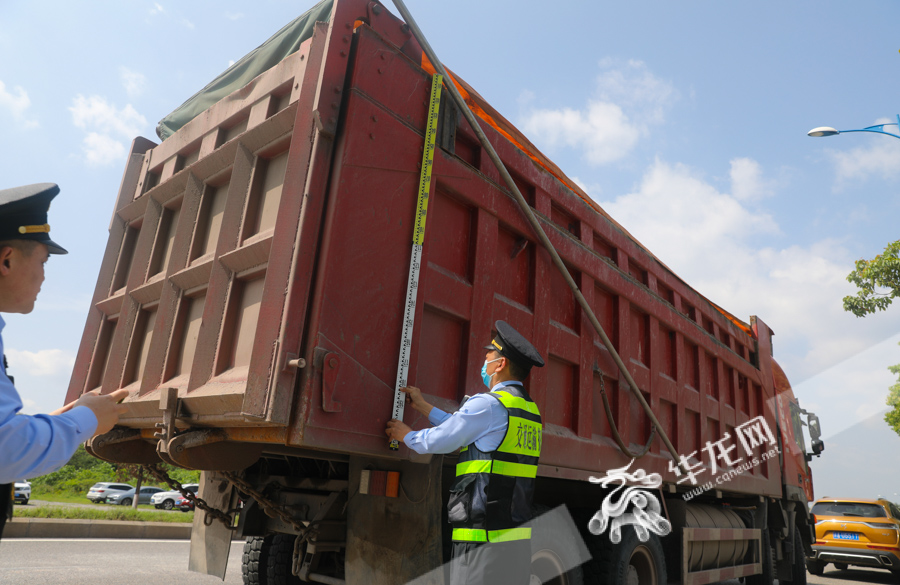 01，一辆运土石方的货车货箱加高了0.3米。华龙网-新重庆客户端记者 张质 摄