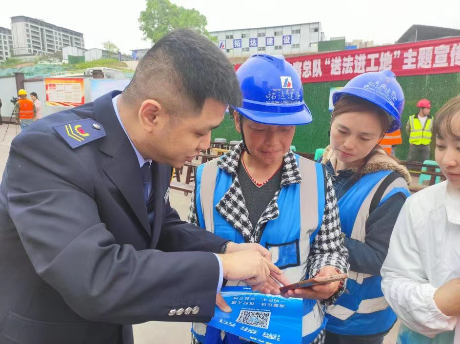 工友们正在咨询工作难题。重庆市人力社保局 供图