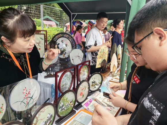 国家级非遗代表性名录——蜀绣在活动现场吸引观众驻足