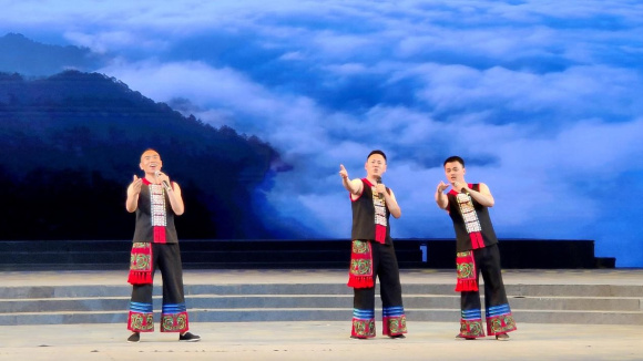 由彭水县苗族土家族自治县文化馆(文化生态保护中心)表演的国家级非遗代表性名录——苗族歌曲《弯弯号》唱响中国——东盟(南宁)非遗周