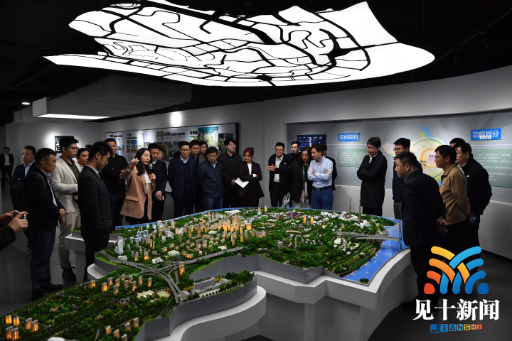 浙江省数字经济企业代表团一行参观九龙半岛规划馆。曹鸣鸥 摄