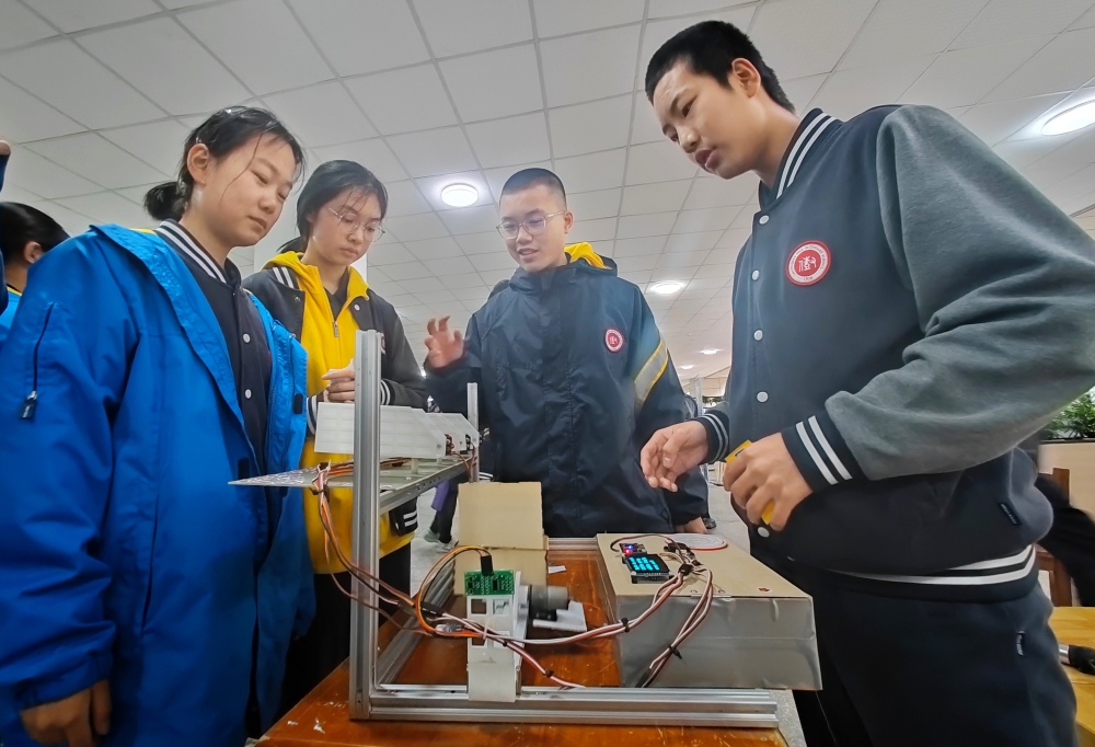 涮火锅辅助机器人、重庆小面调料…… 这场校园物理学科节创意无限“有滋有味”2