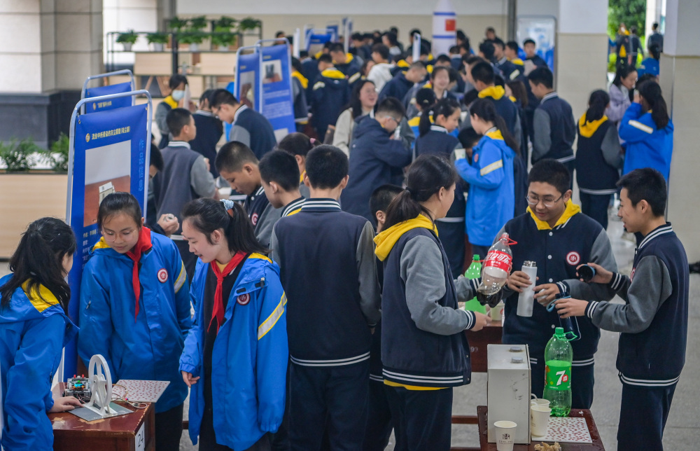 涮火锅辅助机器人、重庆小面调料…… 这场校园物理学科节创意无限“有滋有味”3