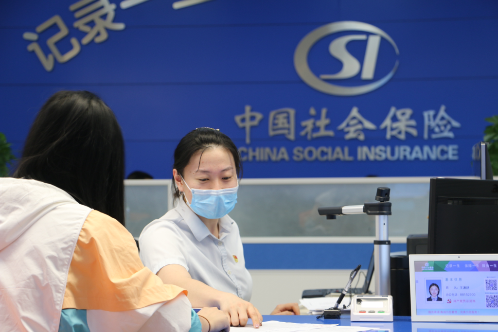 社保服务工作人员正在指导群众办理业务。重庆市人力社保局 供图