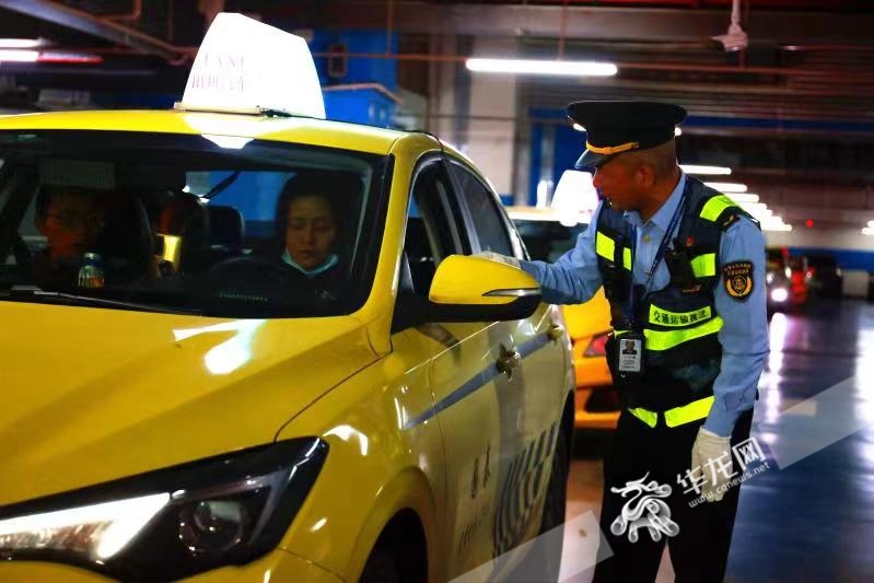 执法队员对出租车进行例行检查。华龙网-新重庆客户端记者 罗杰 摄