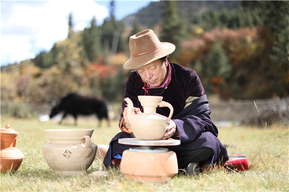 类乌齐县匠人制作黑陶。长寿区文化旅游委供图 华龙网发