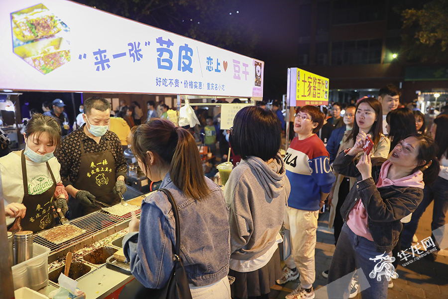 市民排队购买烤苕皮。华龙网-新重庆客户端 首席记者 李文科 摄