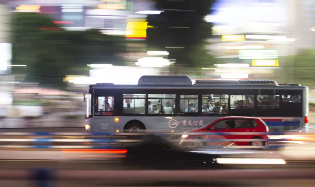 “五一”期间重庆公交夜班线路全运力上线。重庆交通开投公交集团供图
