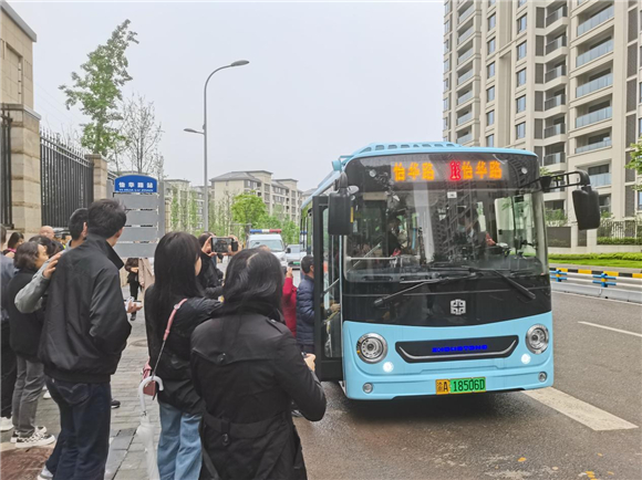 礼嘉街道辖区居民乘车。礼嘉街道供图 华龙网发