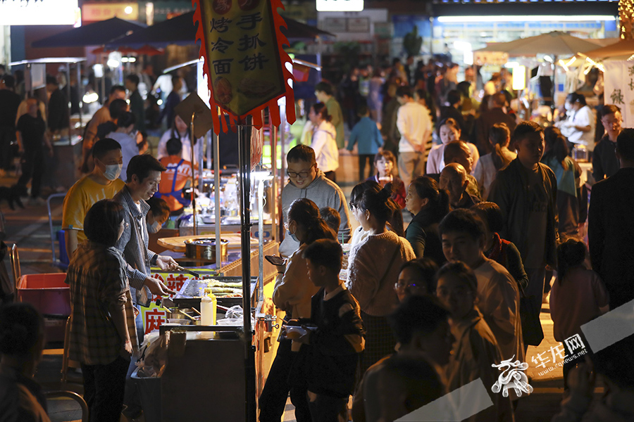 市民在民心佳园夜市品尝美食。华龙网-新重庆客户端 首席记者 李文科 摄