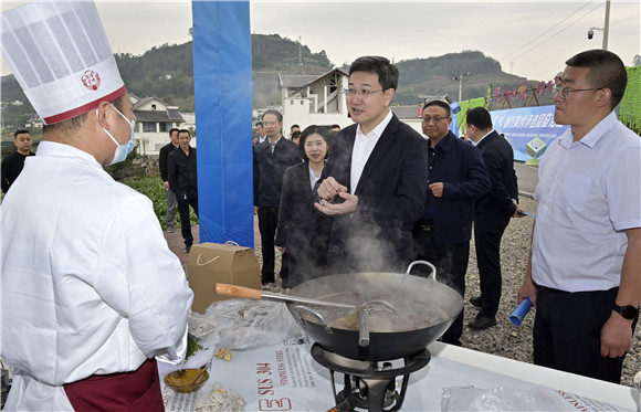 王志杰与现场制作美食的大厨亲切交流 记者 朱志强 摄