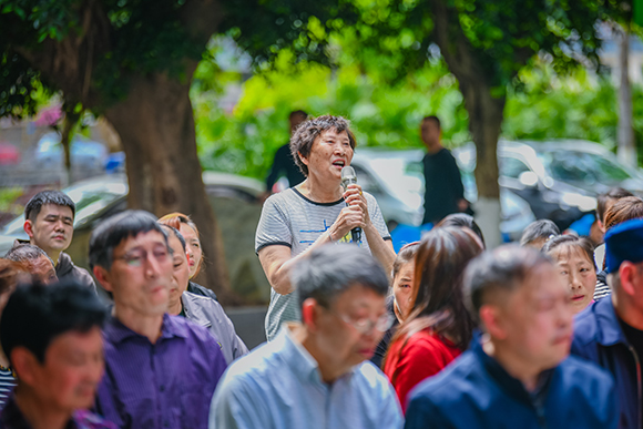 现场群众与发言人交流互动。通讯员 陈星宇 摄