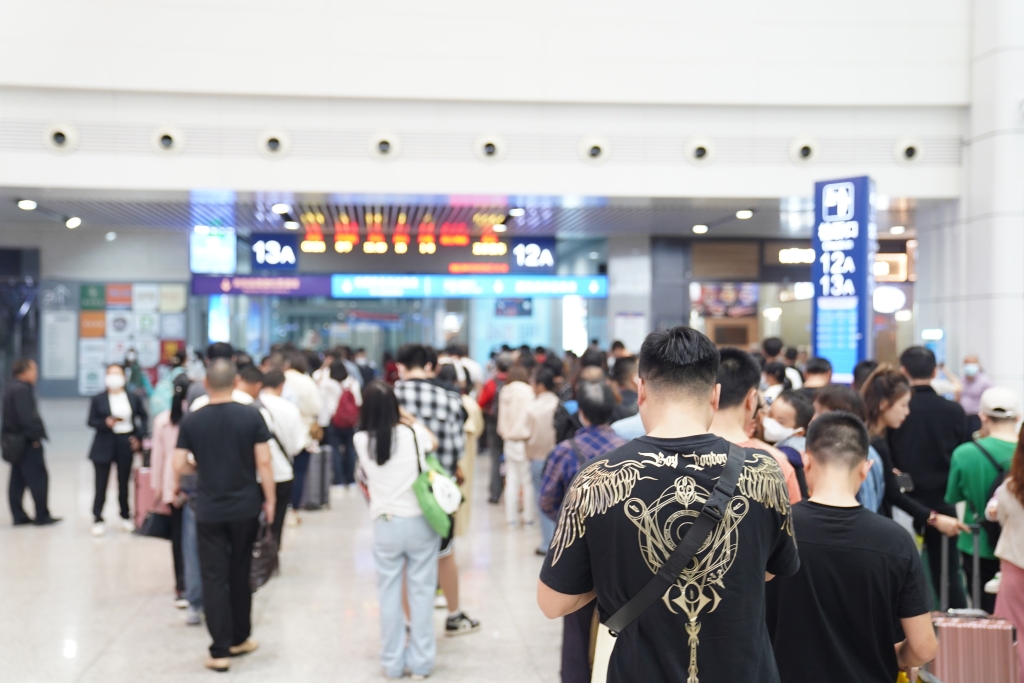 重庆北站内，旅客有序排队候车。通讯员 汪亮 摄
