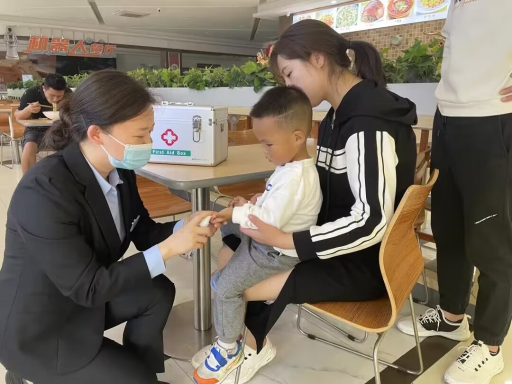为司乘提供应急药品。通讯员 罗孜巍 摄