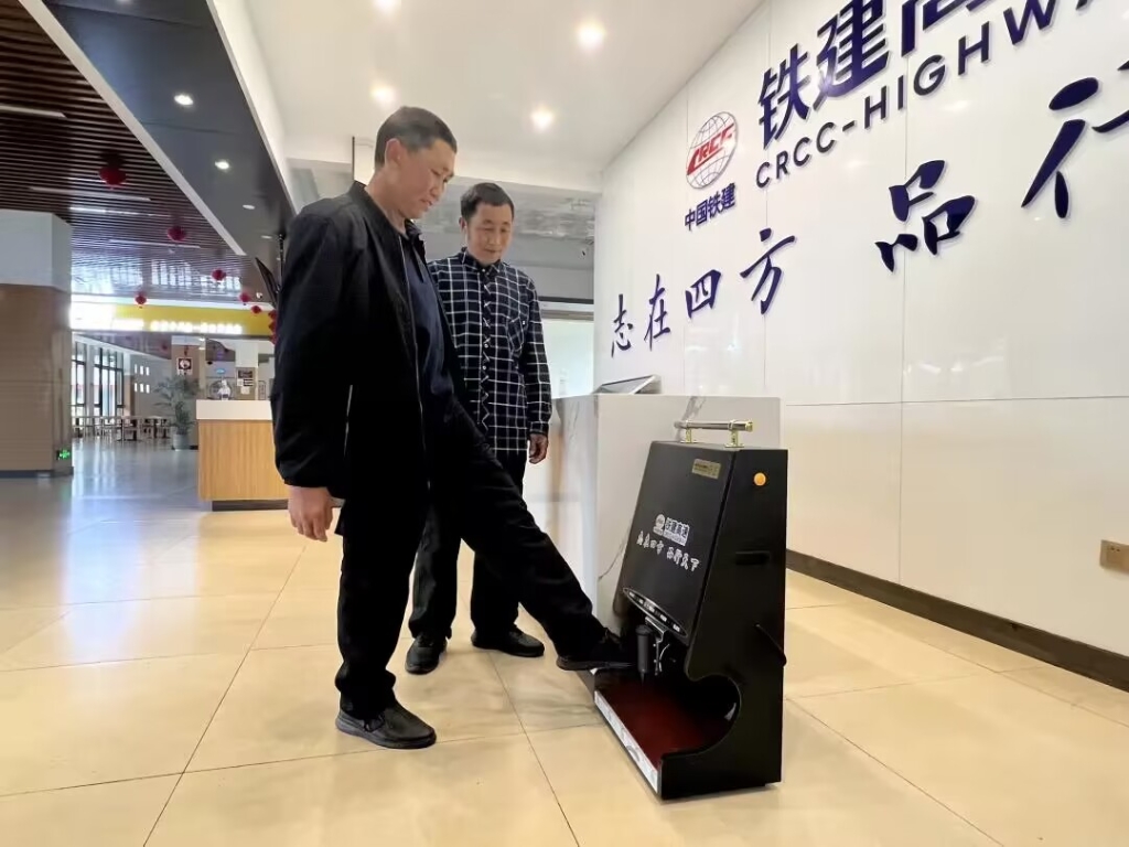 自助擦鞋机。通讯员 罗孜巍 摄