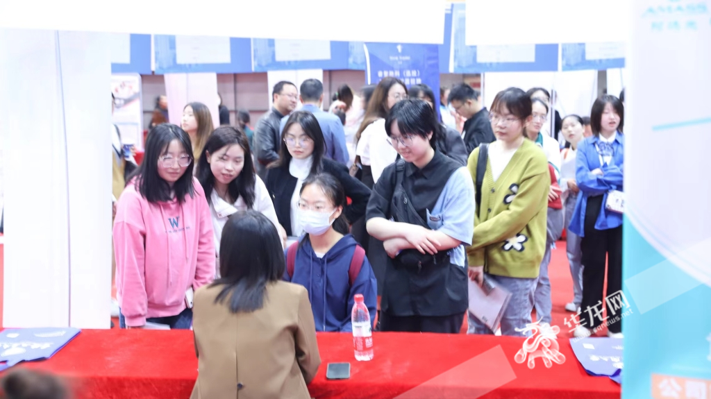 学生正在投递简历。华龙网-新重庆客户端 记者 陈洋 摄