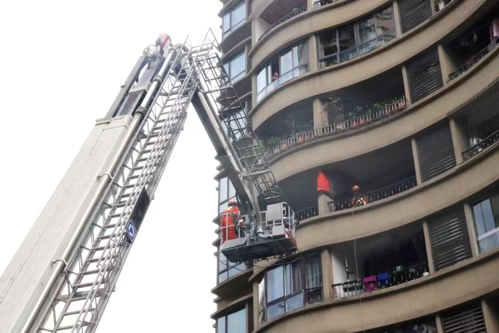 看30米高云梯和高空绳索如何灭火救人。受访者供图