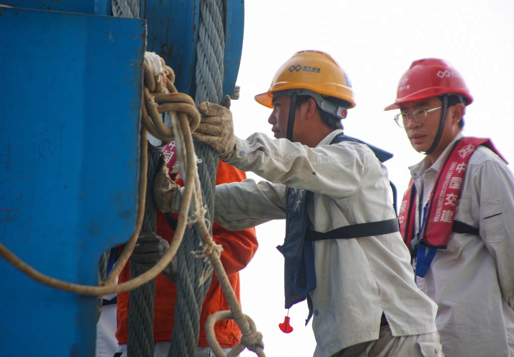 工人正在安装吊具。通讯员 王鑫洲  摄