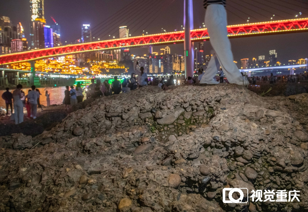 Tourists stand on the flood plains formed tens of thousands of years ago to enjoy the night view of Hongyadong. (Photographed by Zhang Jinhui / Visual Chongqing)