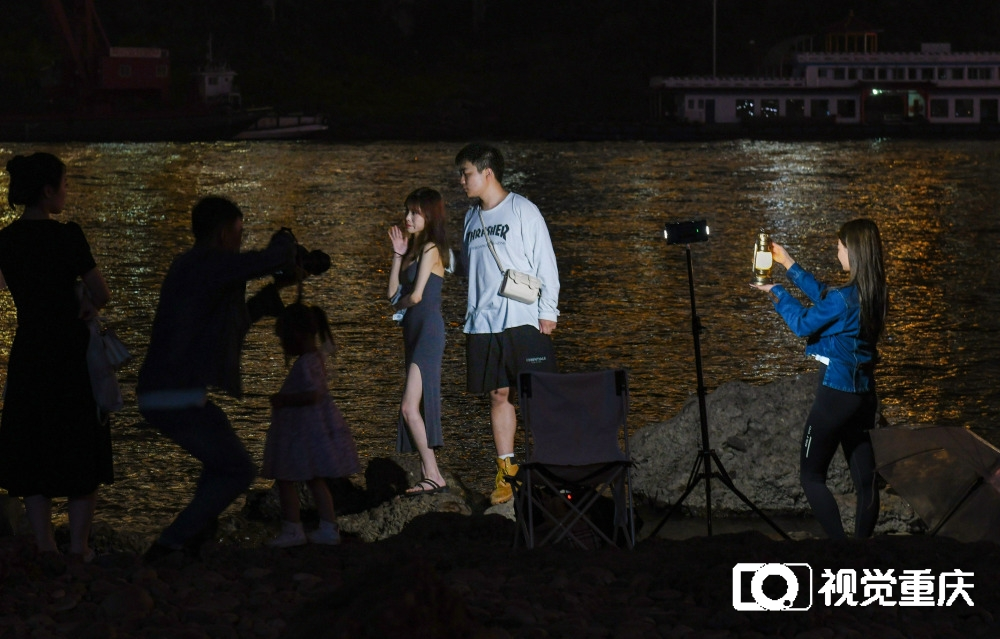 Tourists are taking photos to capture the moment. (Photographed by Zhang Jinhui / Visual Chongqing)