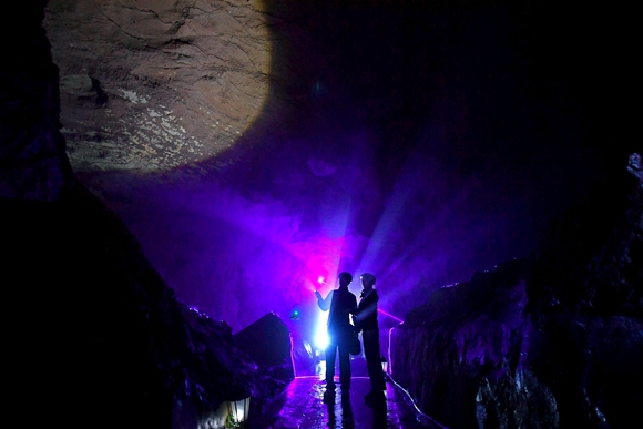 洞内炫彩的灯光可拍照打卡。地心探险极地景区供图 华龙网发