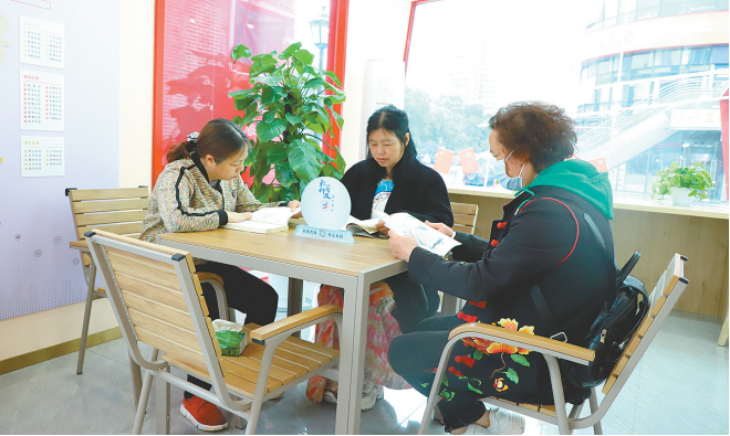 市民在社科微阵地阅读社科书籍。记者 谭靖怡 摄