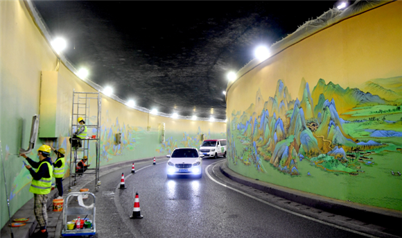 五台山立交下穿隧道，专业画师正绘制《千里江山图》。记者 周邦静 摄