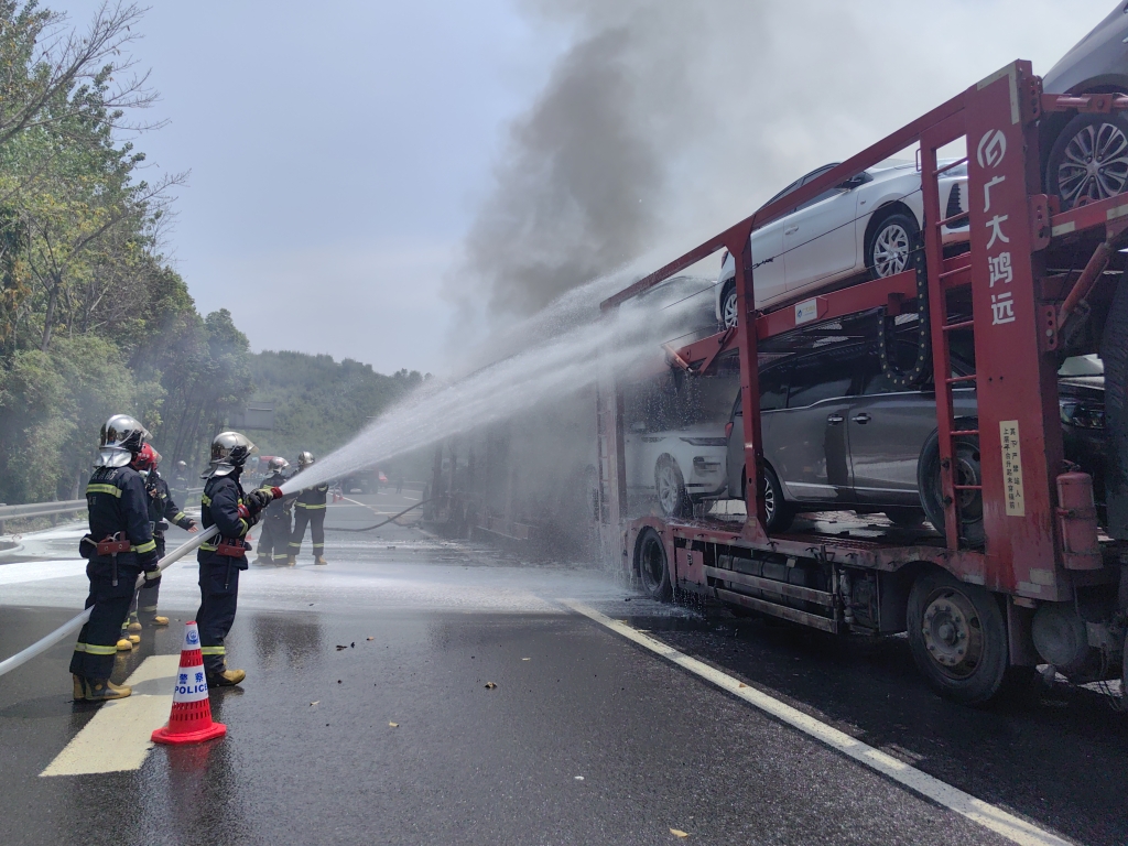 3消防员全力灭火，救回3辆小车。重庆北碚消防供图