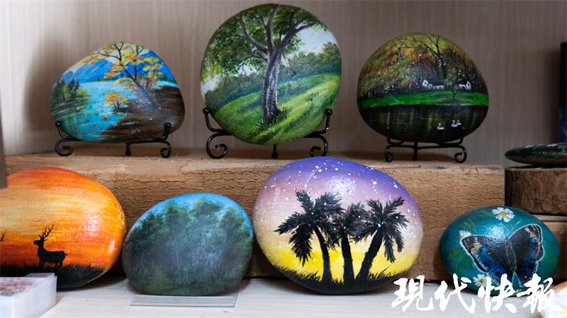 痴迷在石头上画画，小卖部老板娘成非遗传承人3