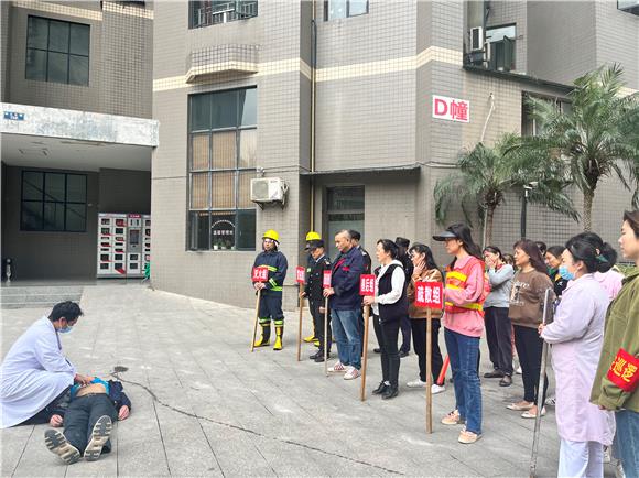 2东和医院医生讲解急救知识。通讯员 易海燕 摄