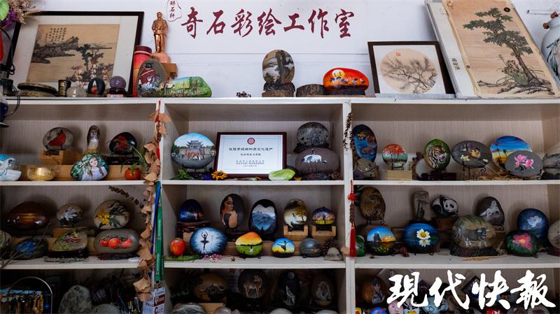 痴迷在石头上画画，小卖部老板娘成非遗传承人1