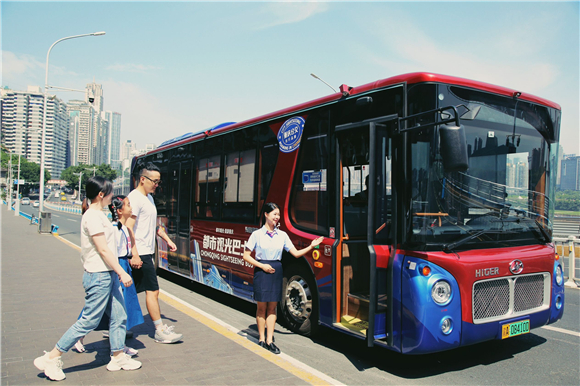 重庆旅游观光巴士送福利。 重庆交通开投公交集团供图