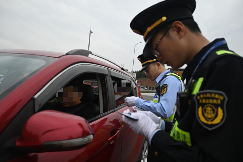 执法人员对过往车辆进行例行检查。重庆交通执法部门供图