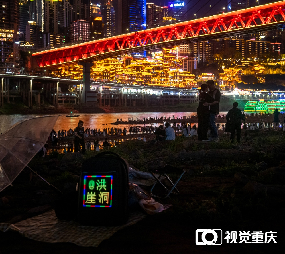 Tourists are taking photos against the background of Hongyadong. (Photographed by Zhang Jinhui / Visual Chongqing)