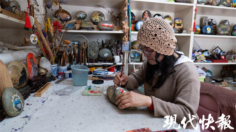 痴迷在石头上画画，小卖部老板娘成非遗传承人2