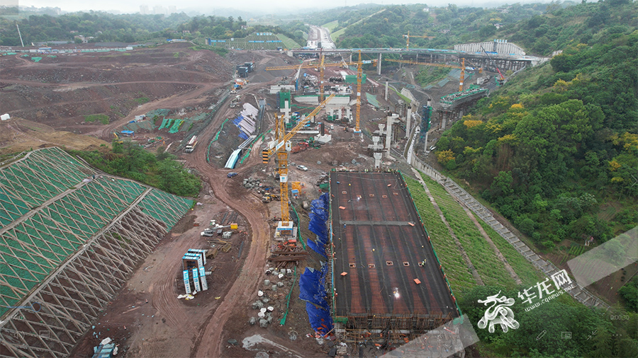 重庆快速路六纵线南延伸段项目施工现场，一派忙碌景象。华龙网-新重庆客户端 首席记者 李文科 摄