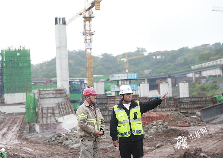 施工员刘海宁主要负责六纵线南段接线立交的施工安全。华龙网-新重庆客户端 首席记者 李文科 摄
